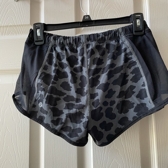 Lululemon shorts NWOT - Picture 2 of 2